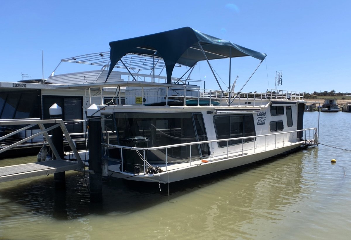 Coola Bindi. Is an off grid boat cruise the Murray