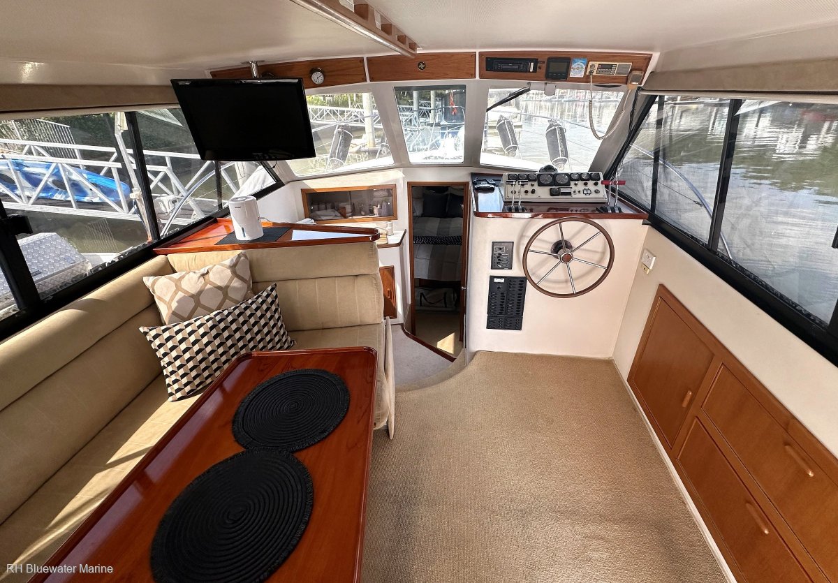 Riviera 3300 Flybridge