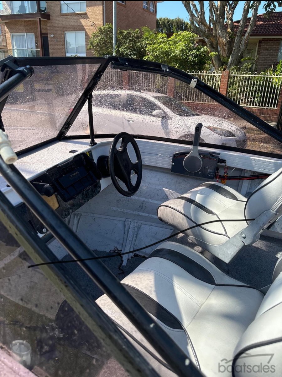 Quintrex 420 Getaway:Nice controls and can stand while piloting
