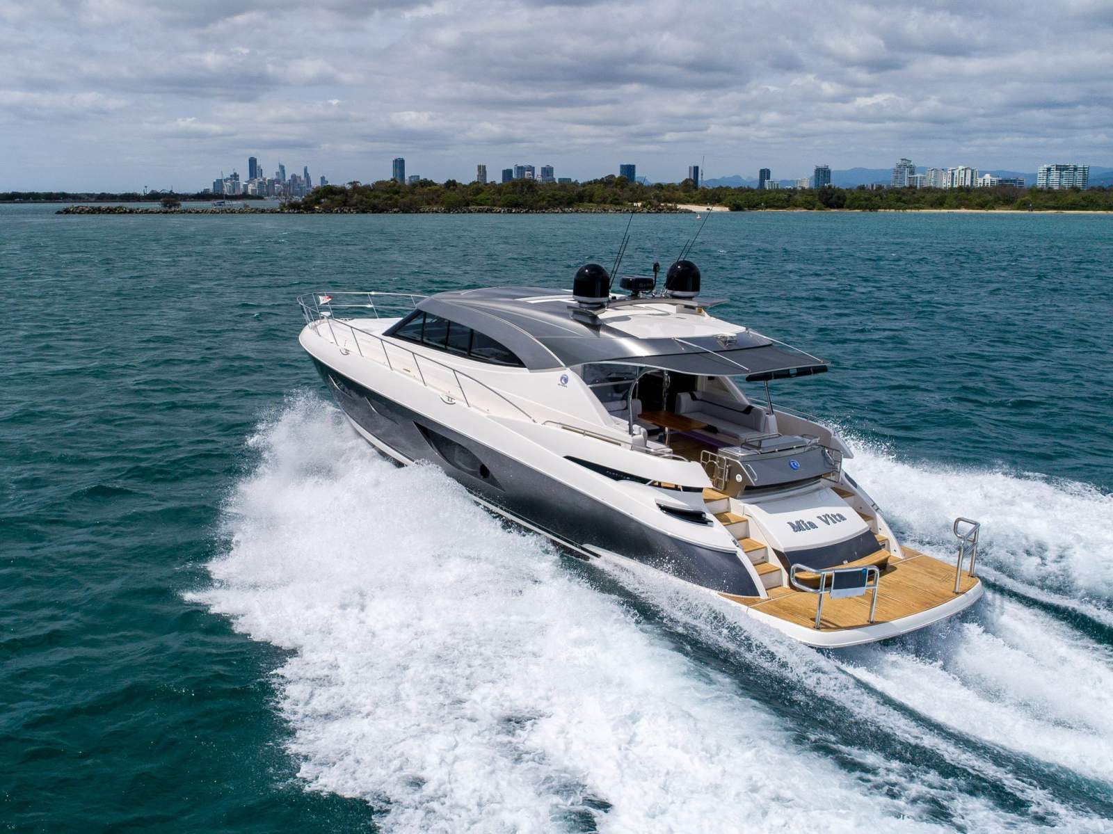 Riviera 6000 Sport Yacht Platinum Edition