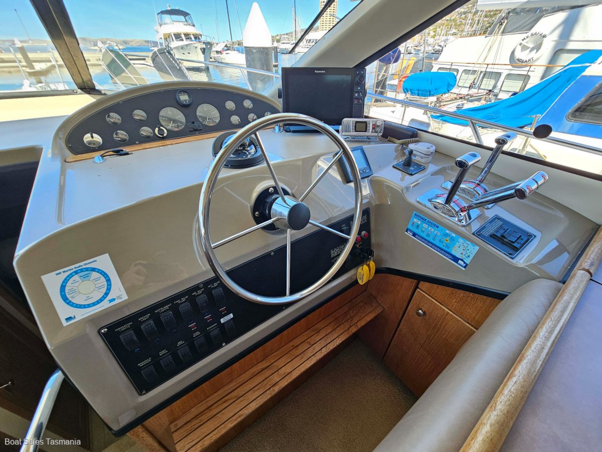 Bayliner 3988 Command Bridge Motoryacht Le Sands