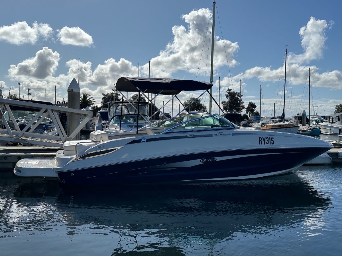 Sea Ray 240 Sundeck