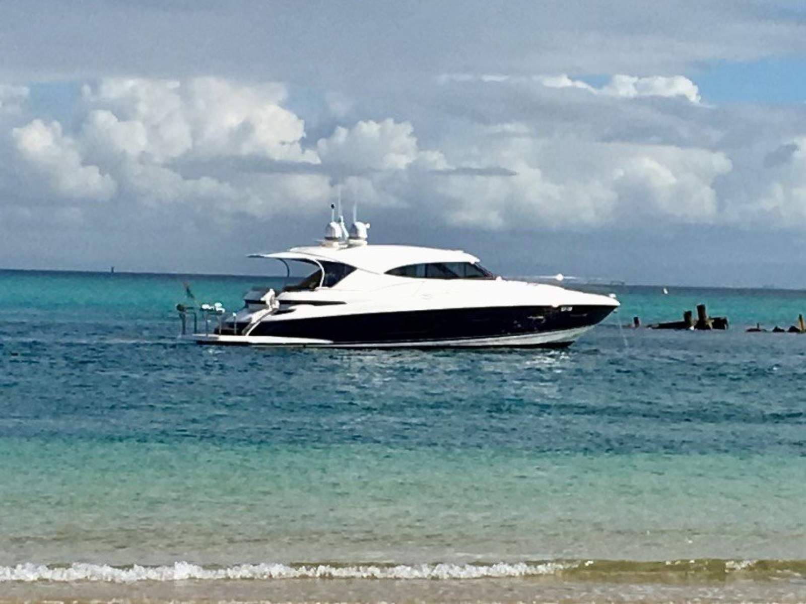 Riviera 6000 Sport Yacht