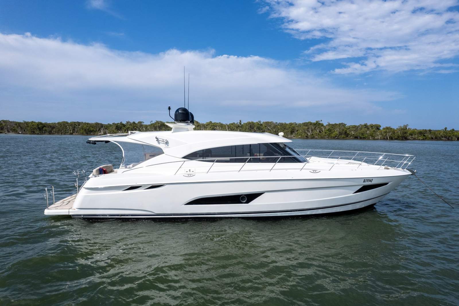 Riviera 5400 Sport Yacht