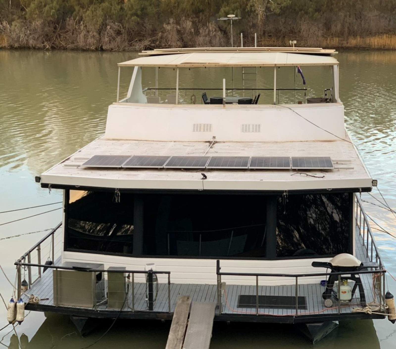 Slice Of Heaven -Two Deck Four Queen Bed Houseboat
