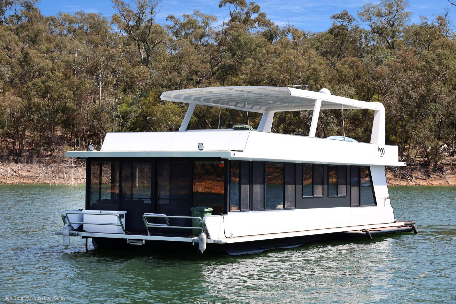 H2O Houseboat Holiday Home on Lake Eildon:H2O on Lake Eildon