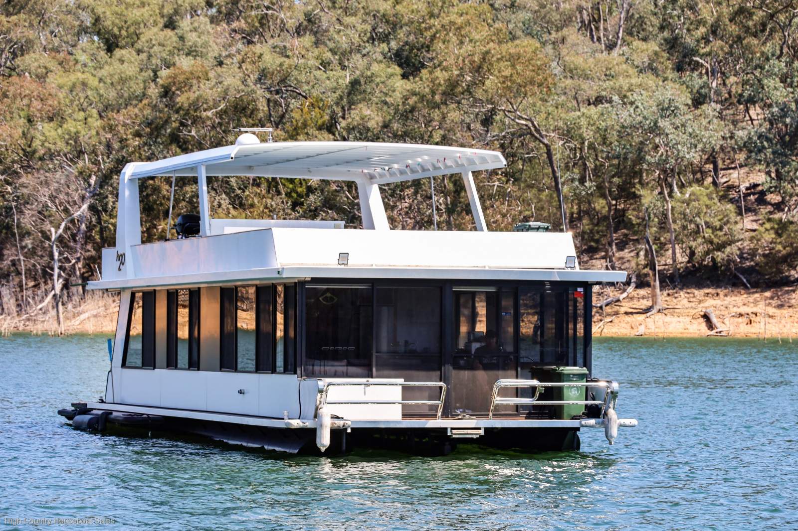 H2O Houseboat Holiday Home on Lake Eildon:H2O on Lake Eildon