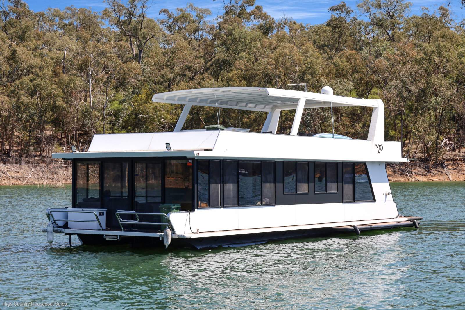 H2O Houseboat Holiday Home on Lake Eildon:H2O on Lake Eildon