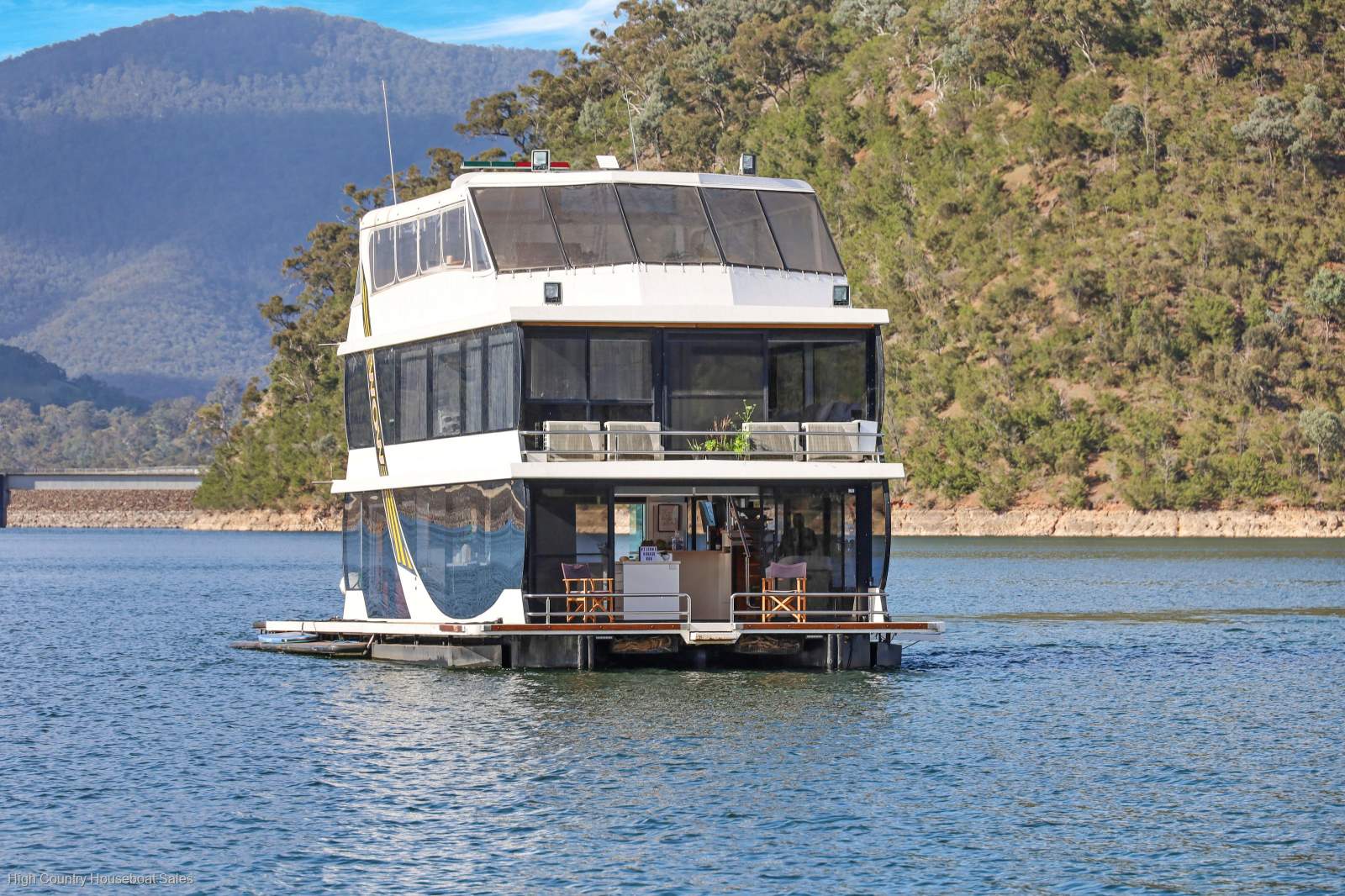 WOW Houseboat Holiday Home on Lake Eildon:WOW on Lake Eildon