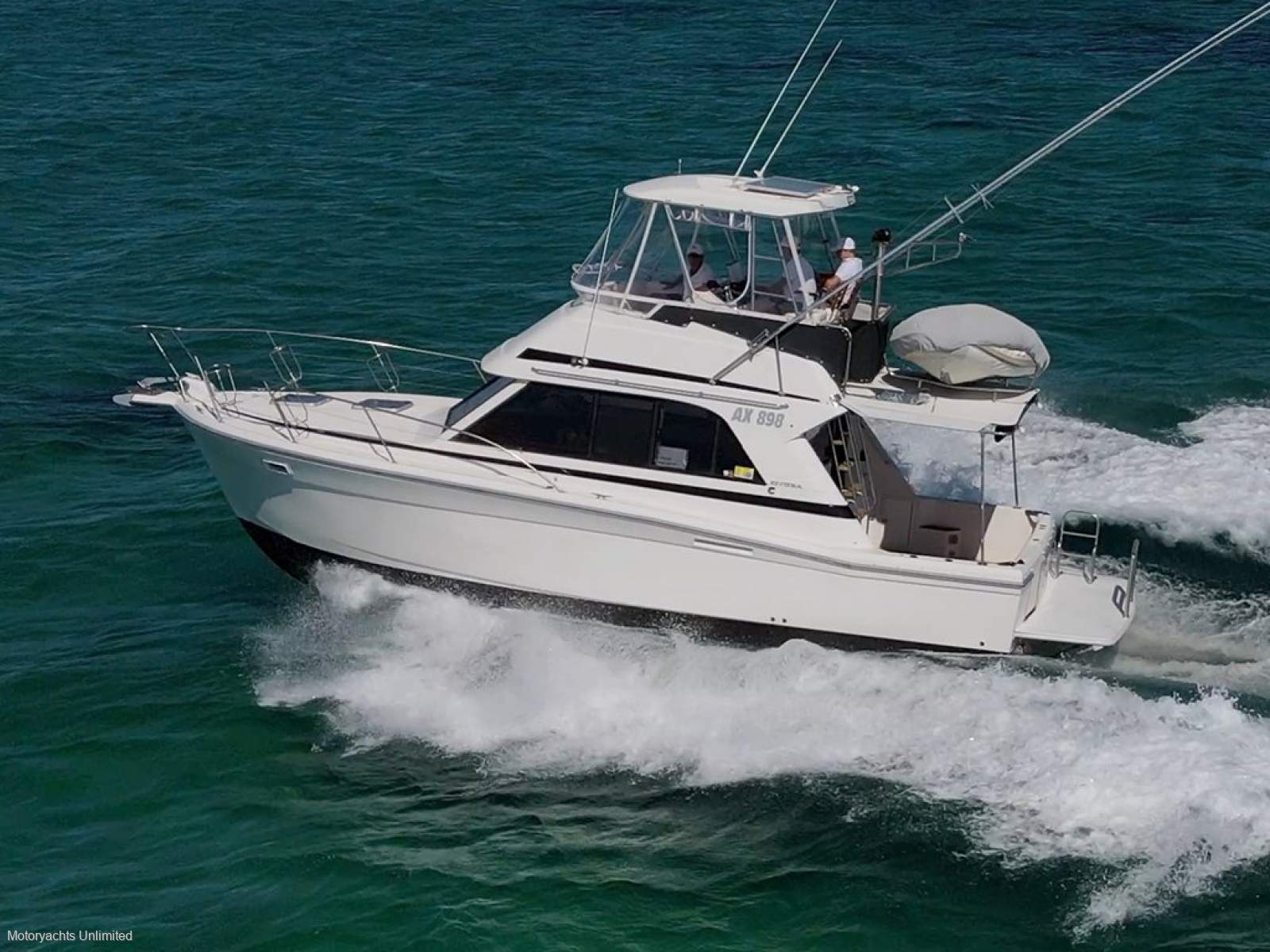 Riviera 33 Flybridge Ready for summer!