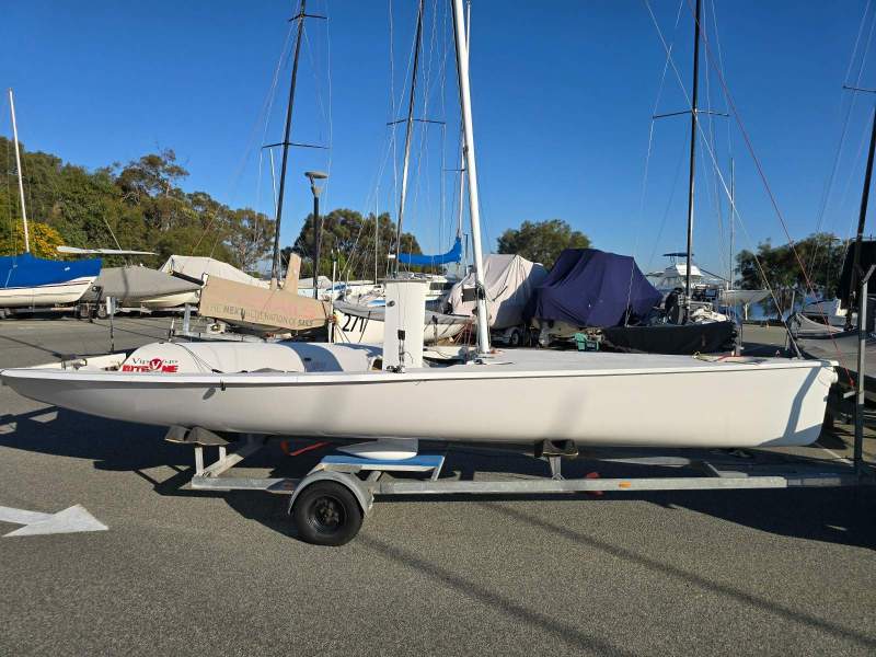 Viper 640 Sports Boat