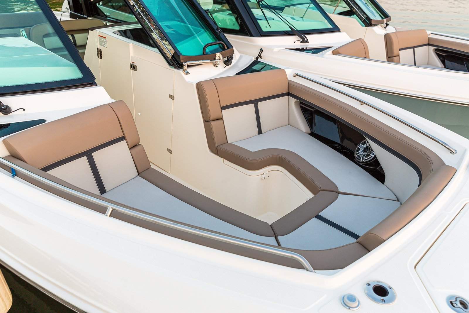 Boston Whaler 330 Vantage Dual Console Bowrider