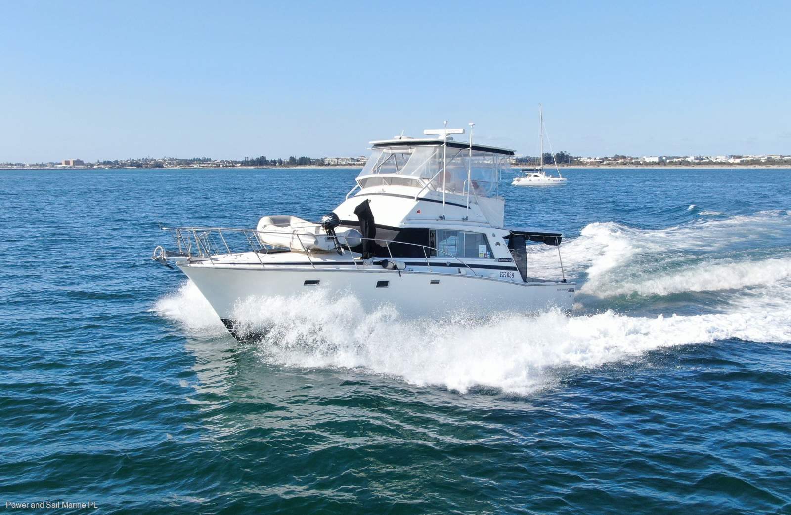 Bertram 38 Flybridge Caterpillar Diesels Hardtop to cockpit & Generator