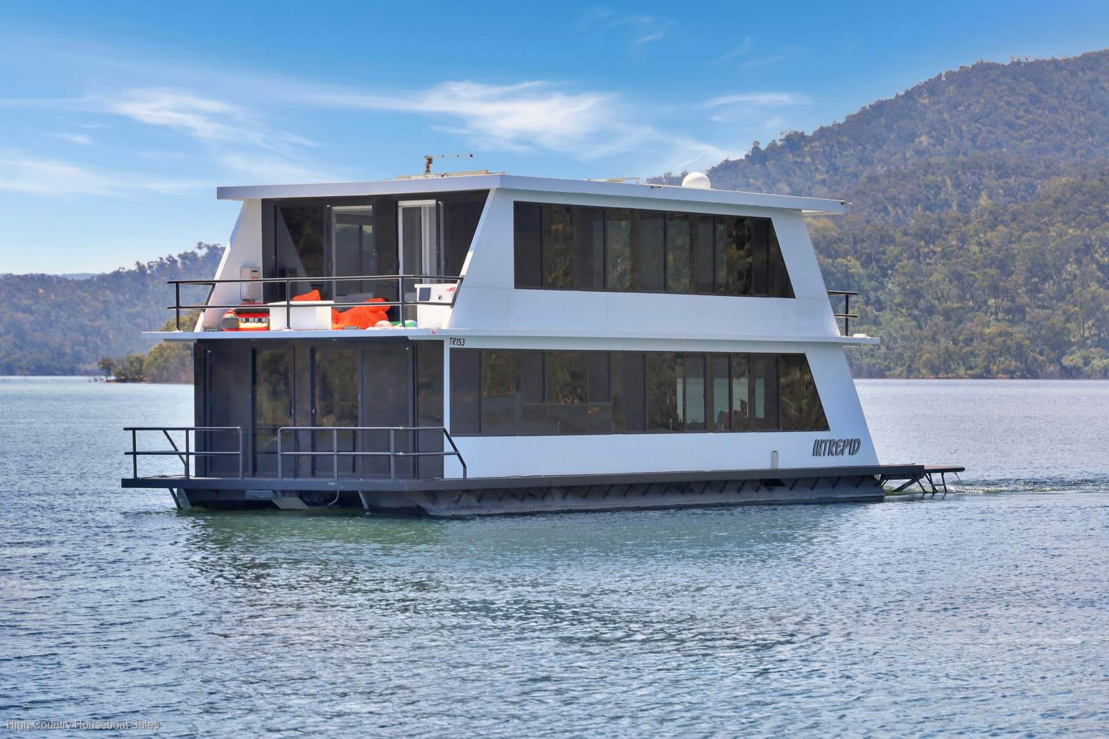 Intrepid2 Houseboat Holiday home on Lake Eildon:Intrepid on Lake Eildon