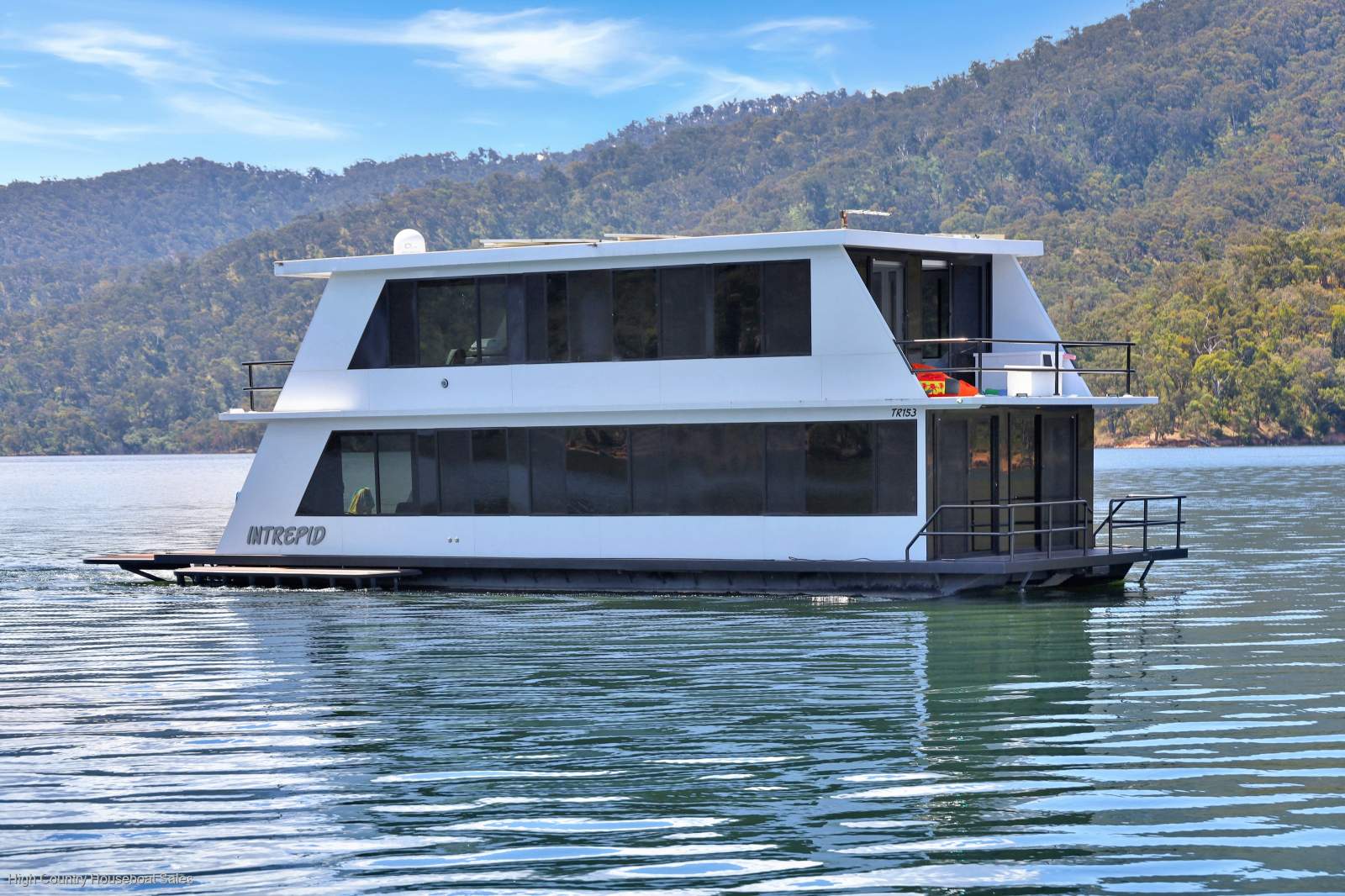 Intrepid2 Houseboat Holiday home on Lake Eildon:Intrepid on Lake Eildon