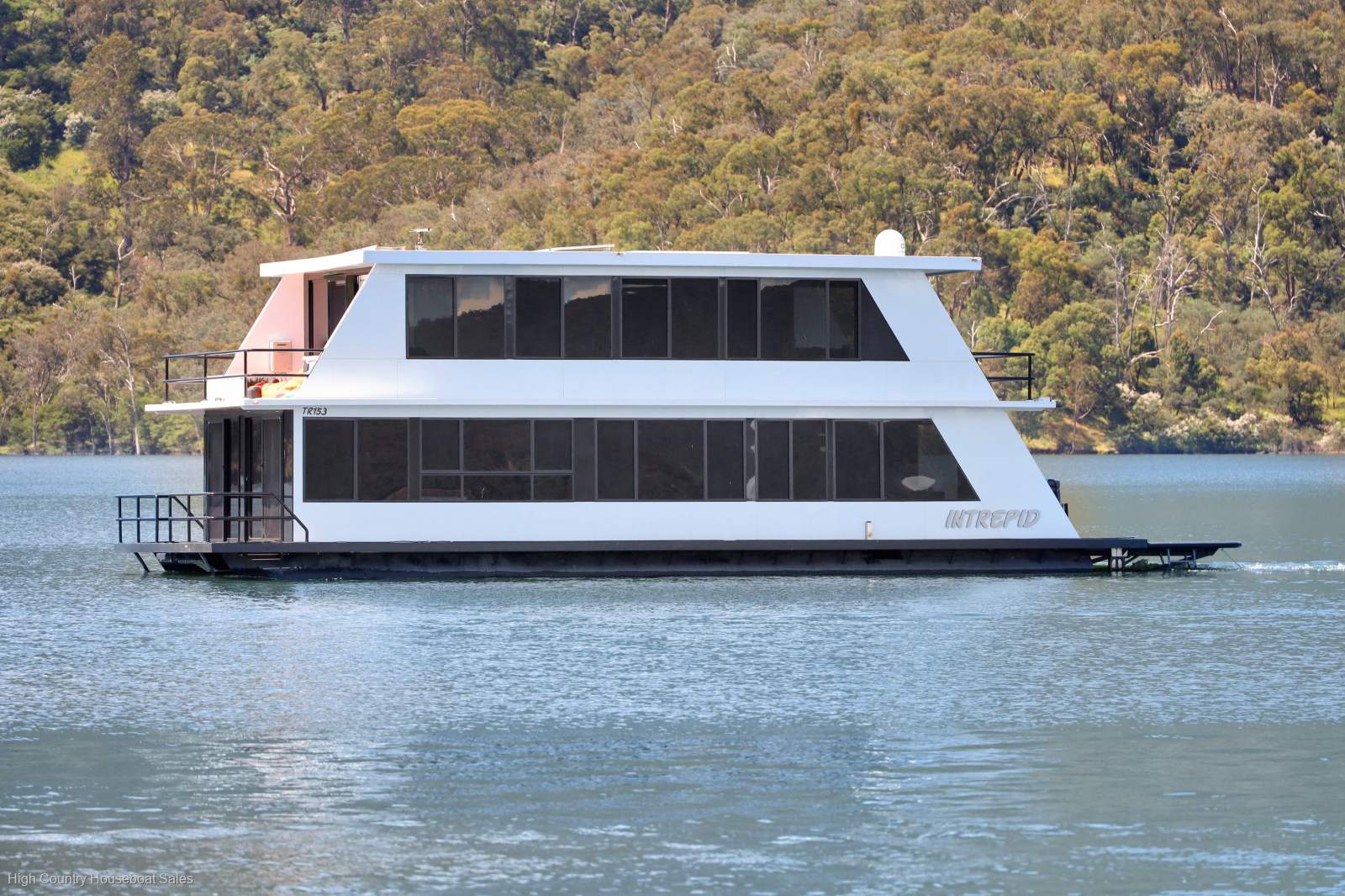 Intrepid2 Houseboat Holiday home on Lake Eildon:Intrepid on Lake Eildon