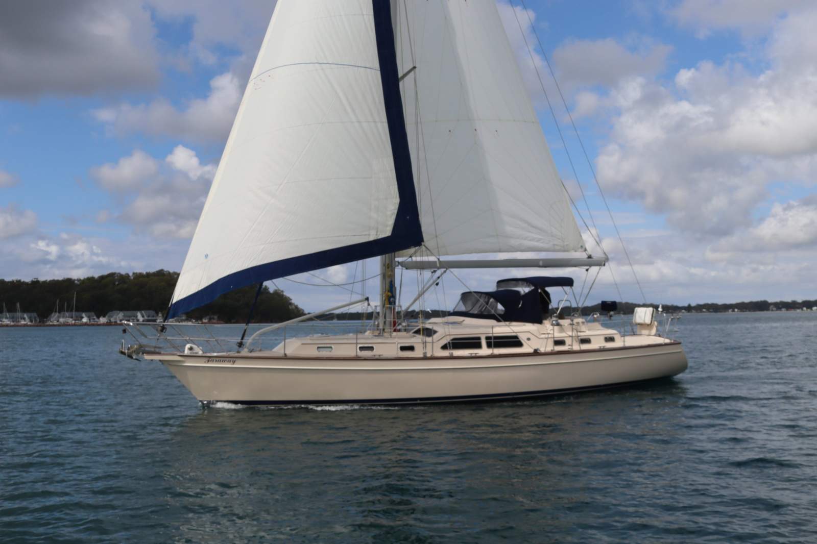 Island Packet 485