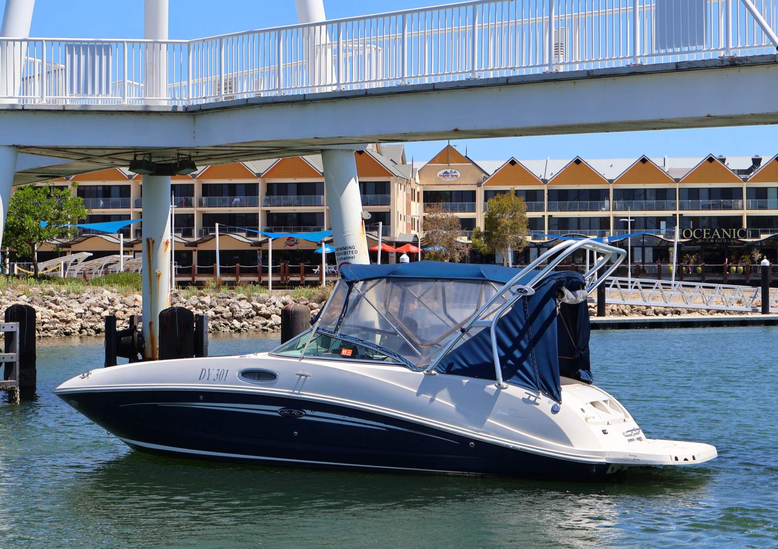 Sea Ray 260 Sundeck Bowrider - Your All-in-One Day Cruiser!