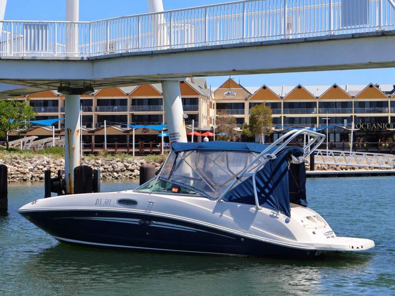 Sea Ray 260 Sundeck Bowrider - Your All-in-One Day Cruiser!