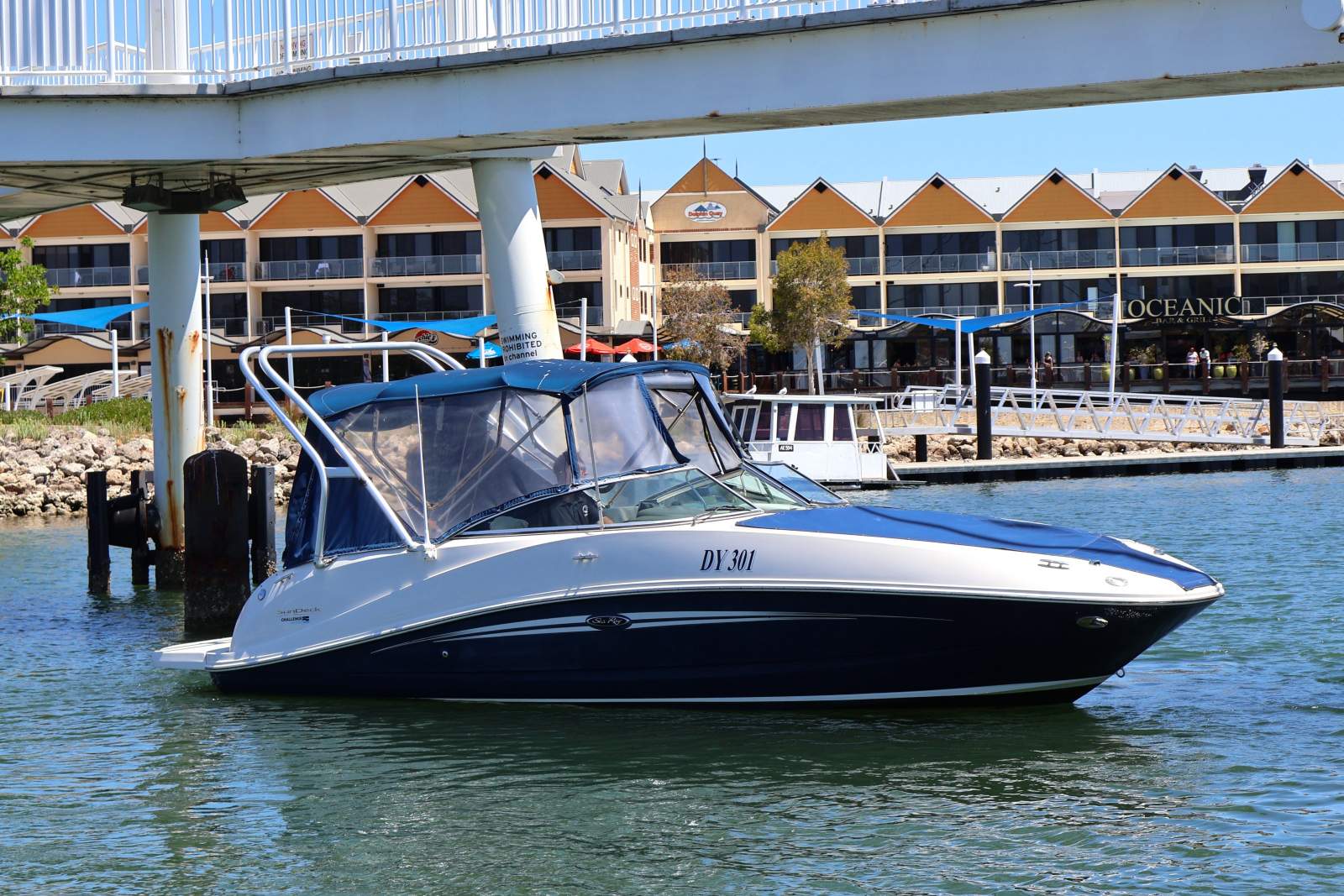 Sea Ray 260 Sundeck Bowrider - Your All-in-One Day Cruiser!