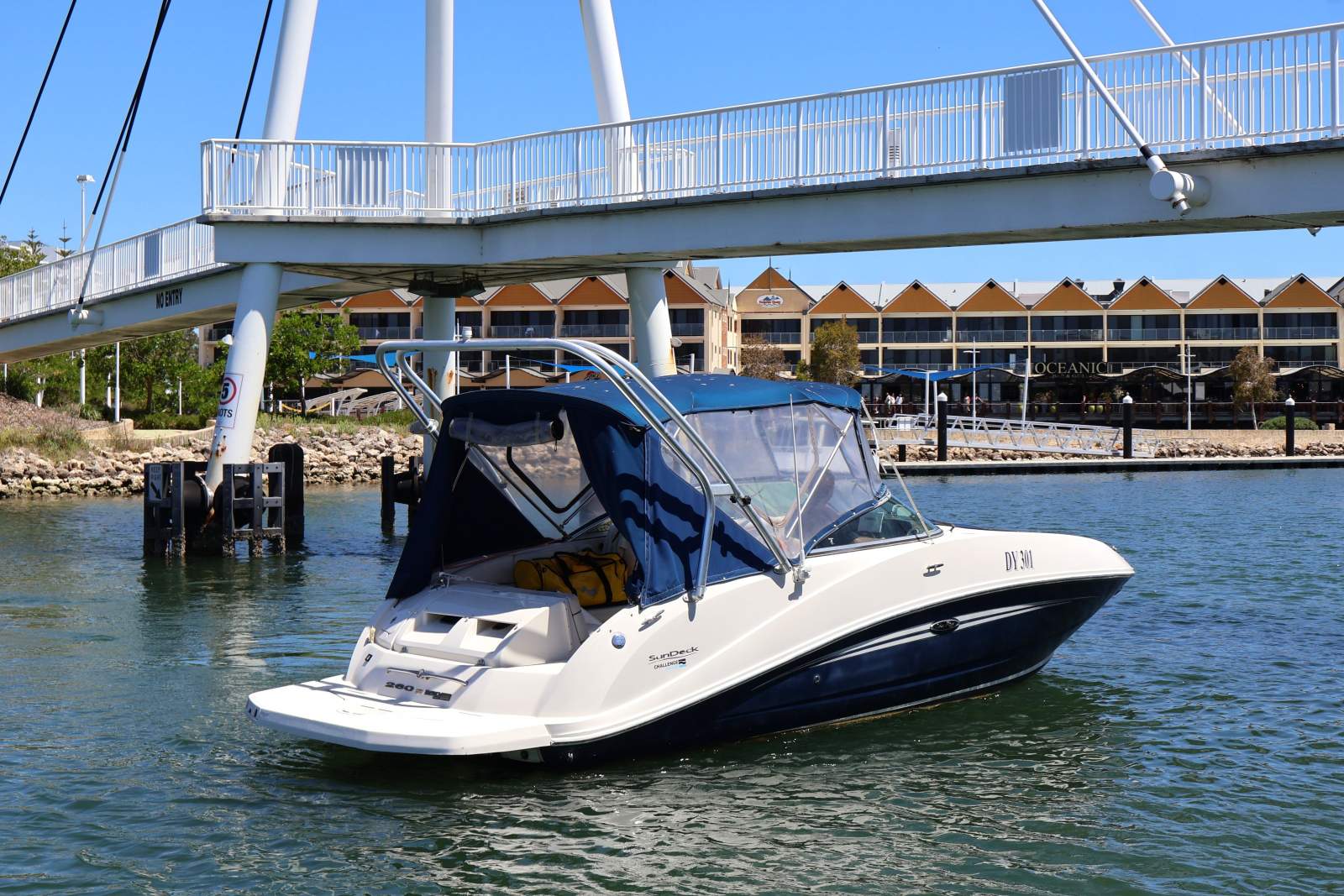 Sea Ray 260 Sundeck Bowrider - Your All-in-One Day Cruiser!
