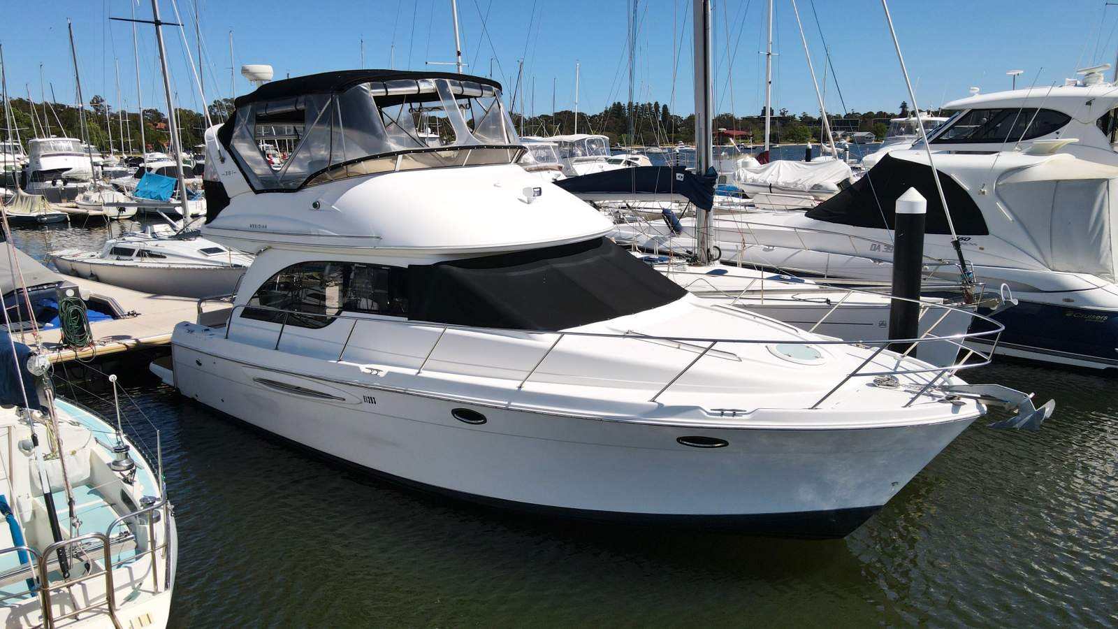 Meridian 381 Sedan Bridge - Your Gateway to Relaxed Cruising!