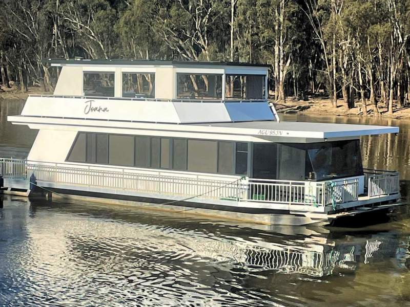 Joana - Modern, Low Maintenance, Quality Houseboat