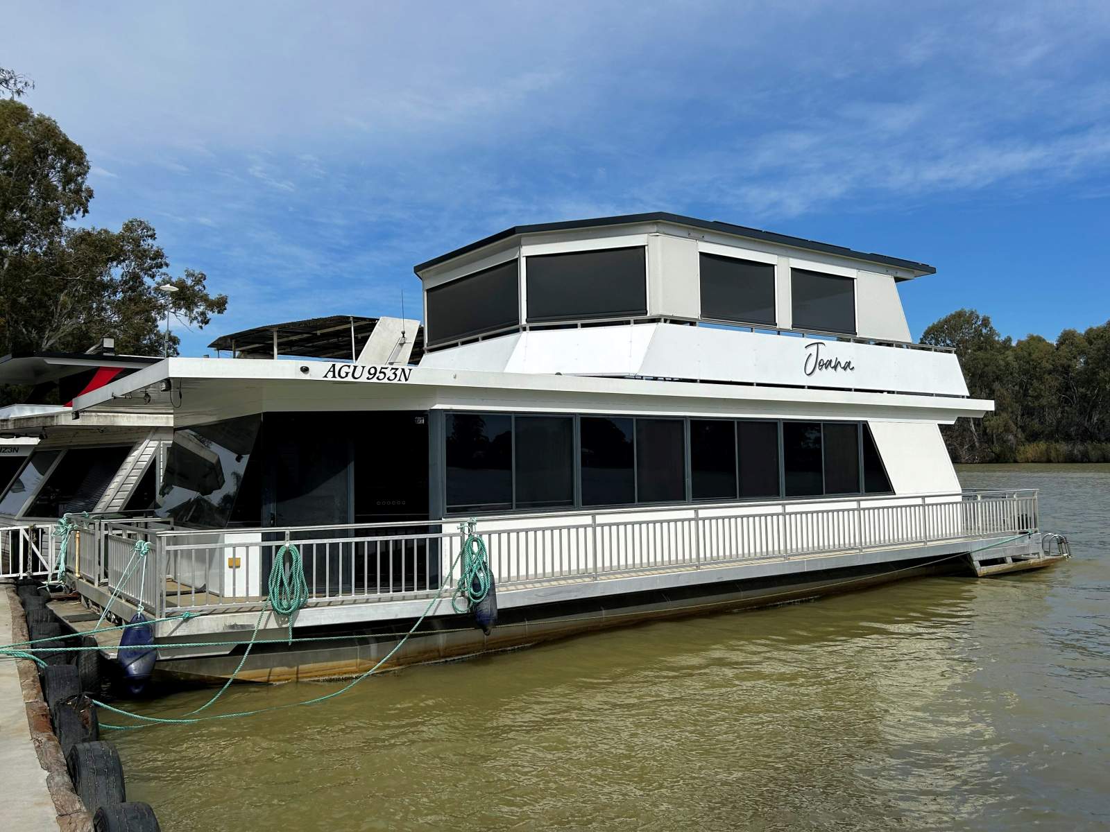 Joana - Modern, Low Maintenance, Quality Houseboat