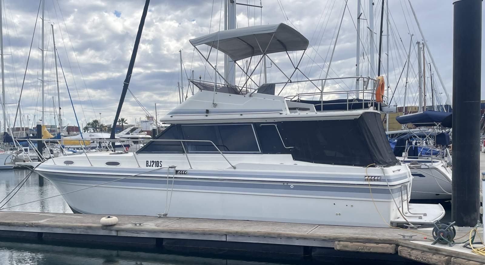 Markline 1100 Flybridge Cruiser