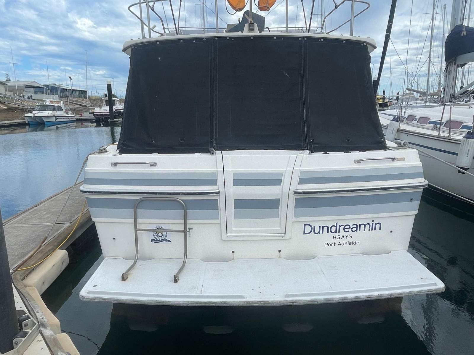 Markline 1100 Flybridge Cruiser