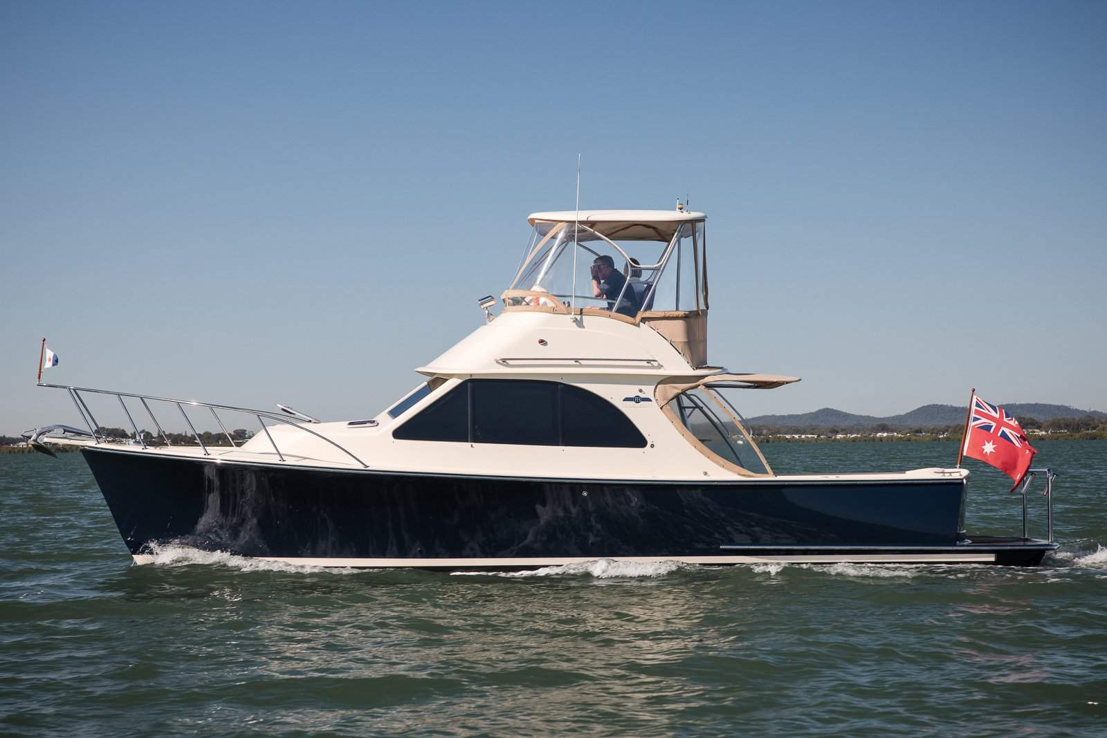 Palm Beach Motor Yachts 32 Flybridge Whisper