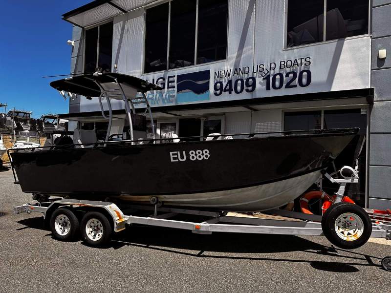 Pacific Sportfish Rear Centre Console with Yamaha 150HP HPDI