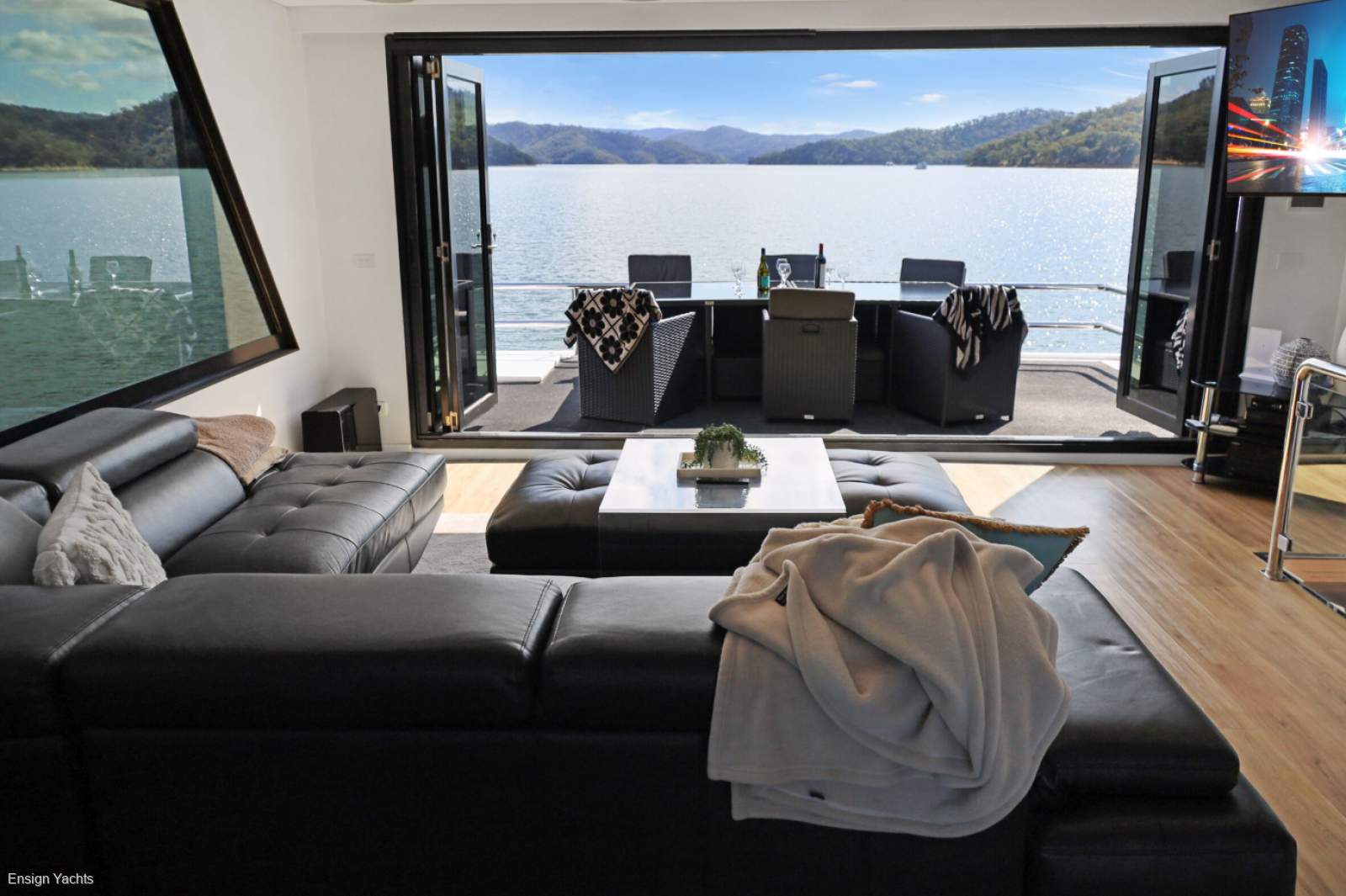 Luxury Houseboat 60'