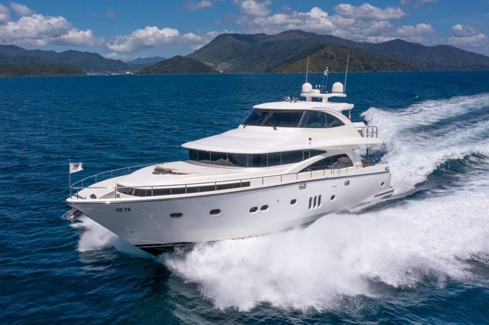 Johnson 75 Motor Yacht