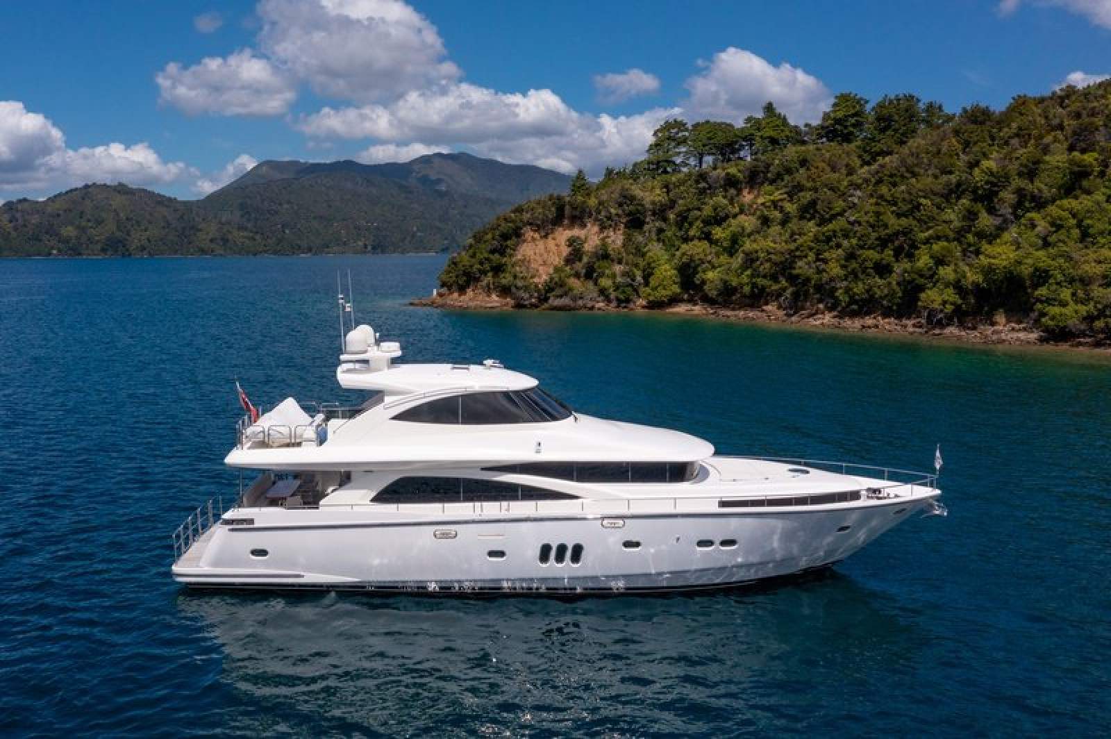 Johnson 75 Motor Yacht