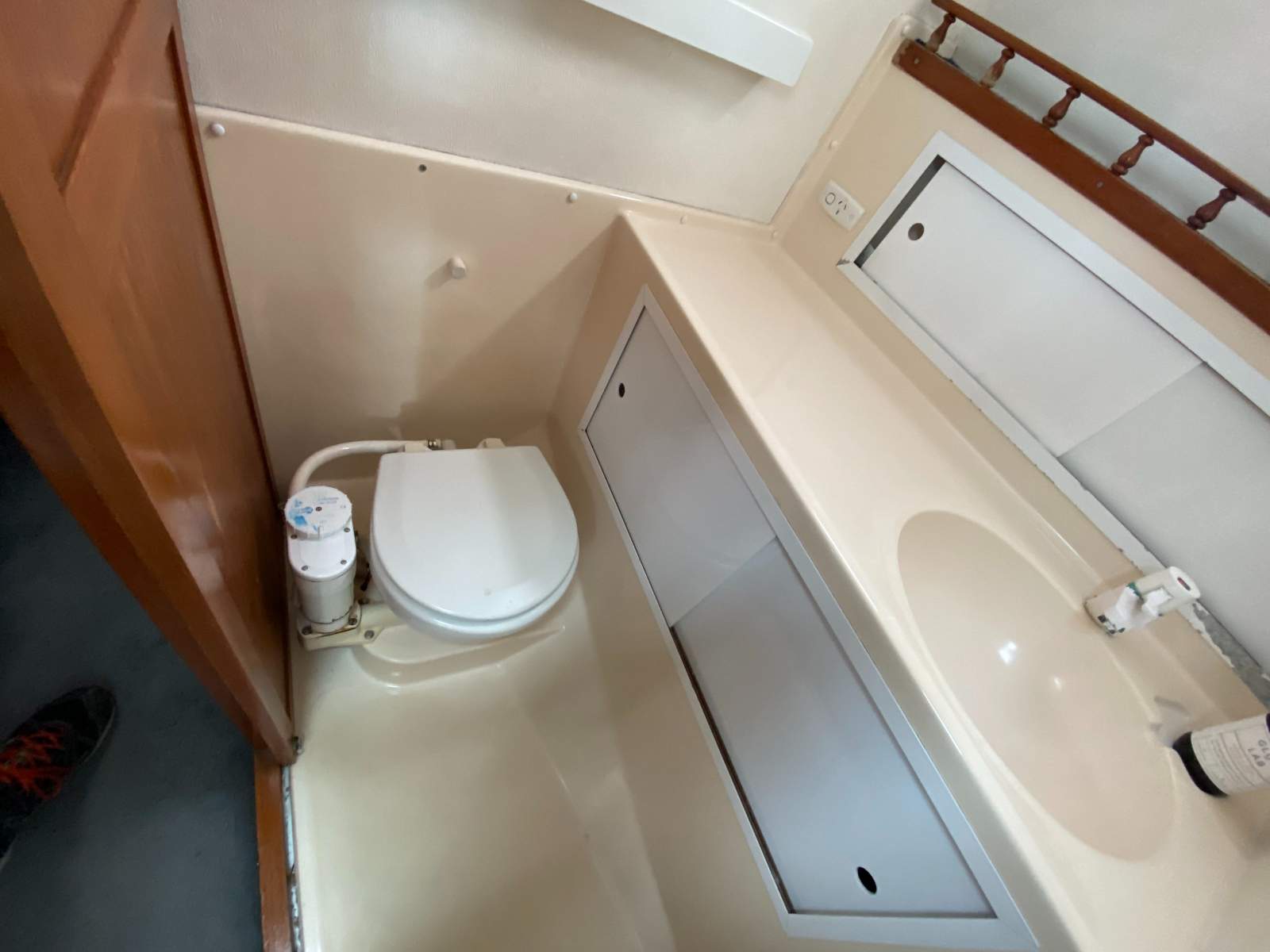 Caribbean 35 Flybridge Cruiser GET LOOSE – ****OWNER SAYS SELL****