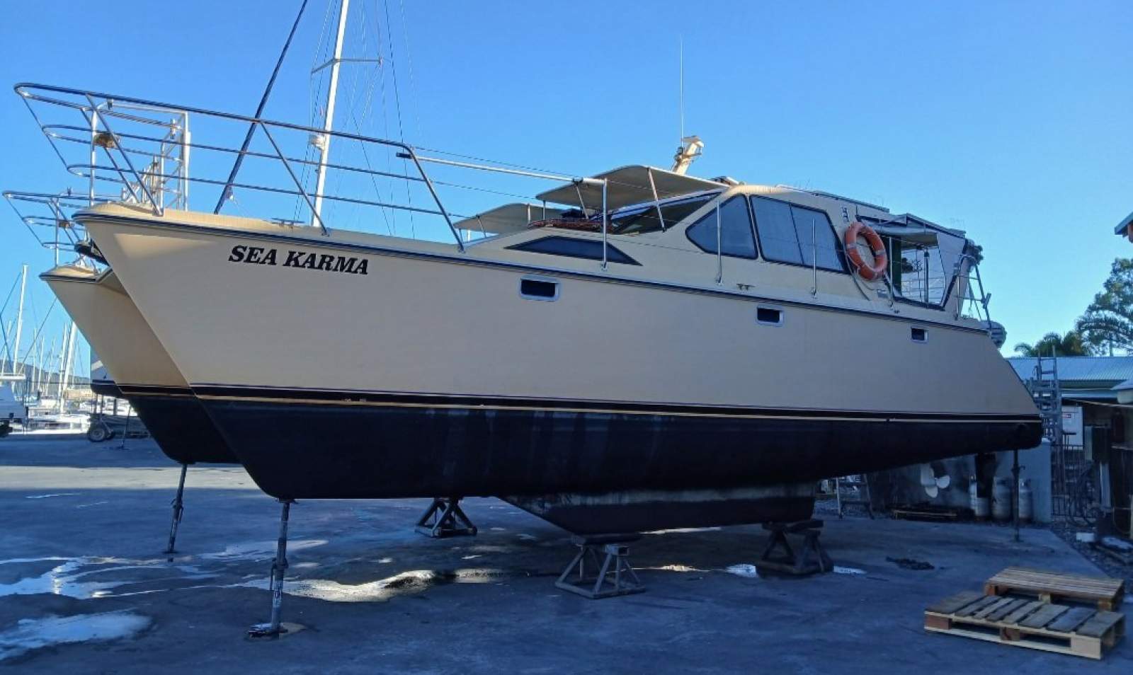 Crowther Ventura 11.8 Pilot house