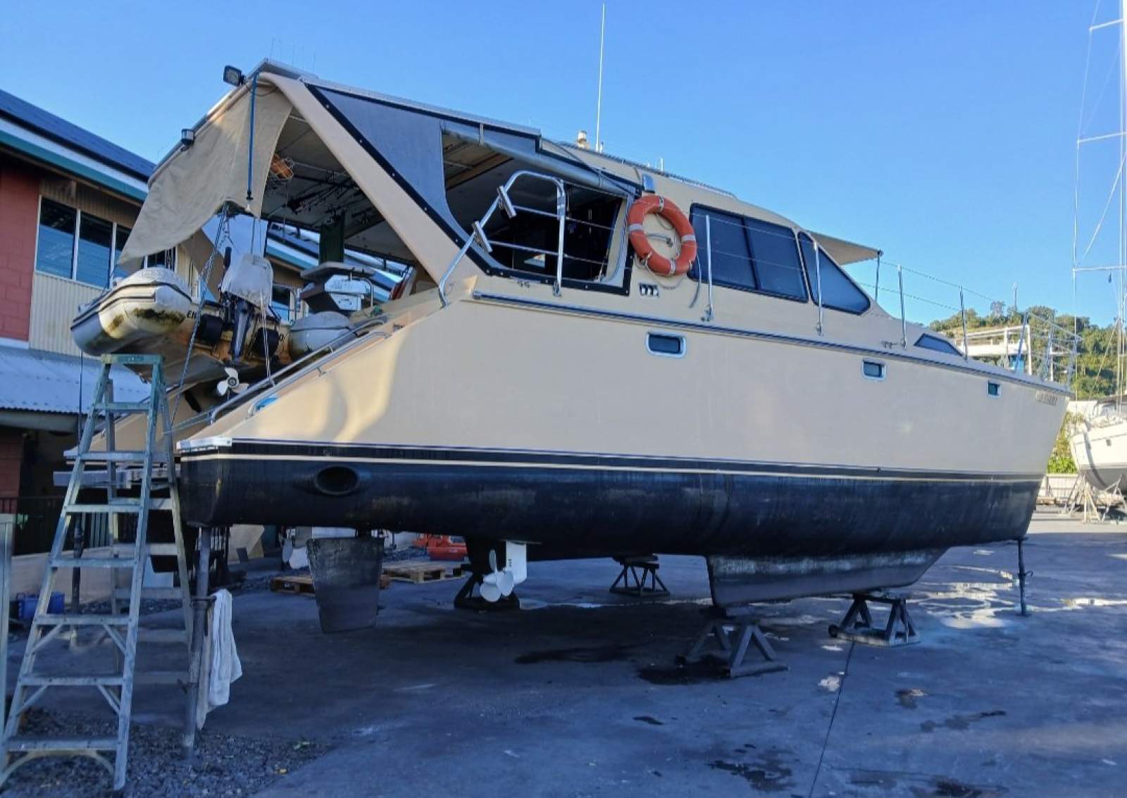 Crowther Ventura 11.8 Pilot house