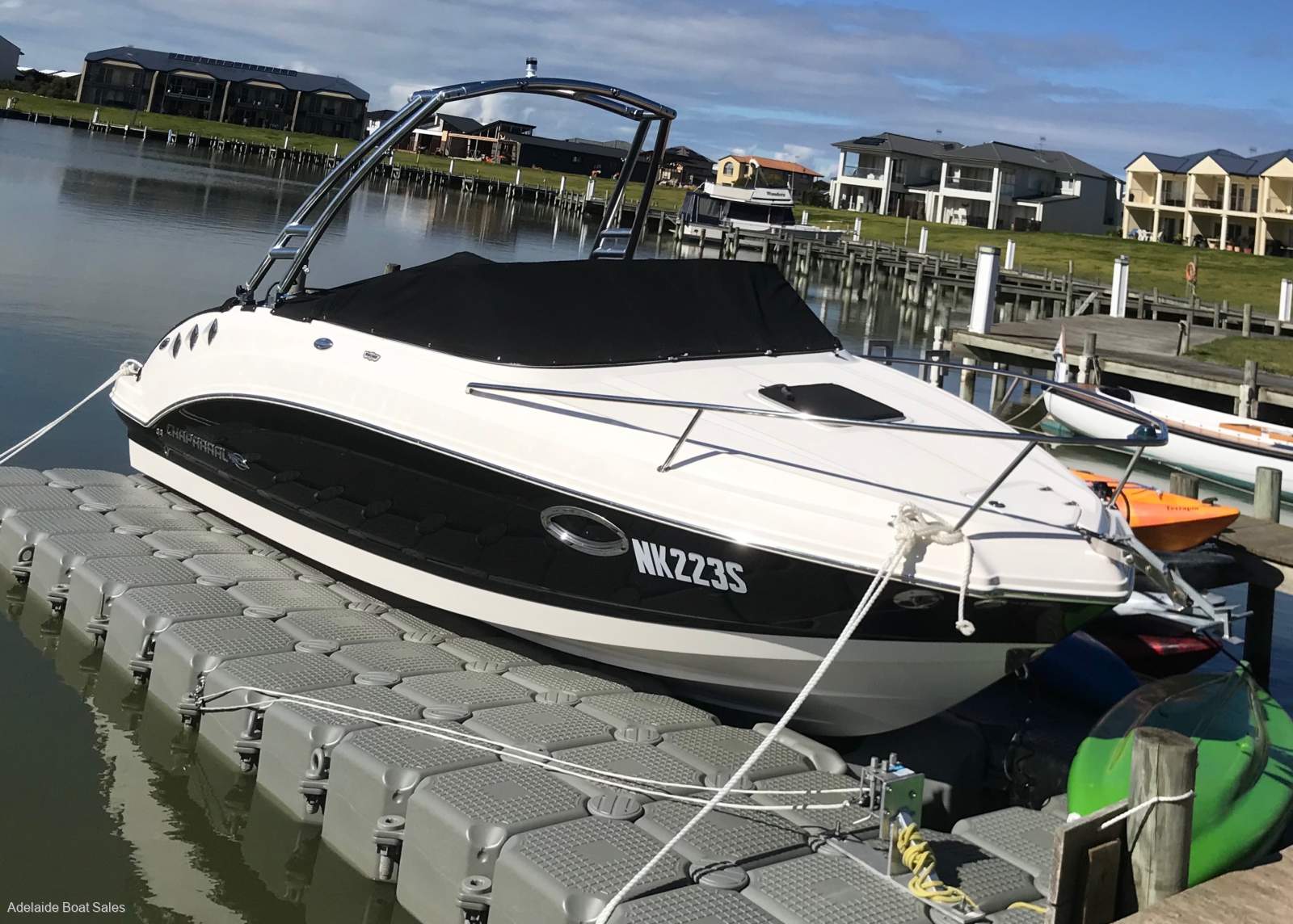 Chaparral 225 Ssi Sports Cabin