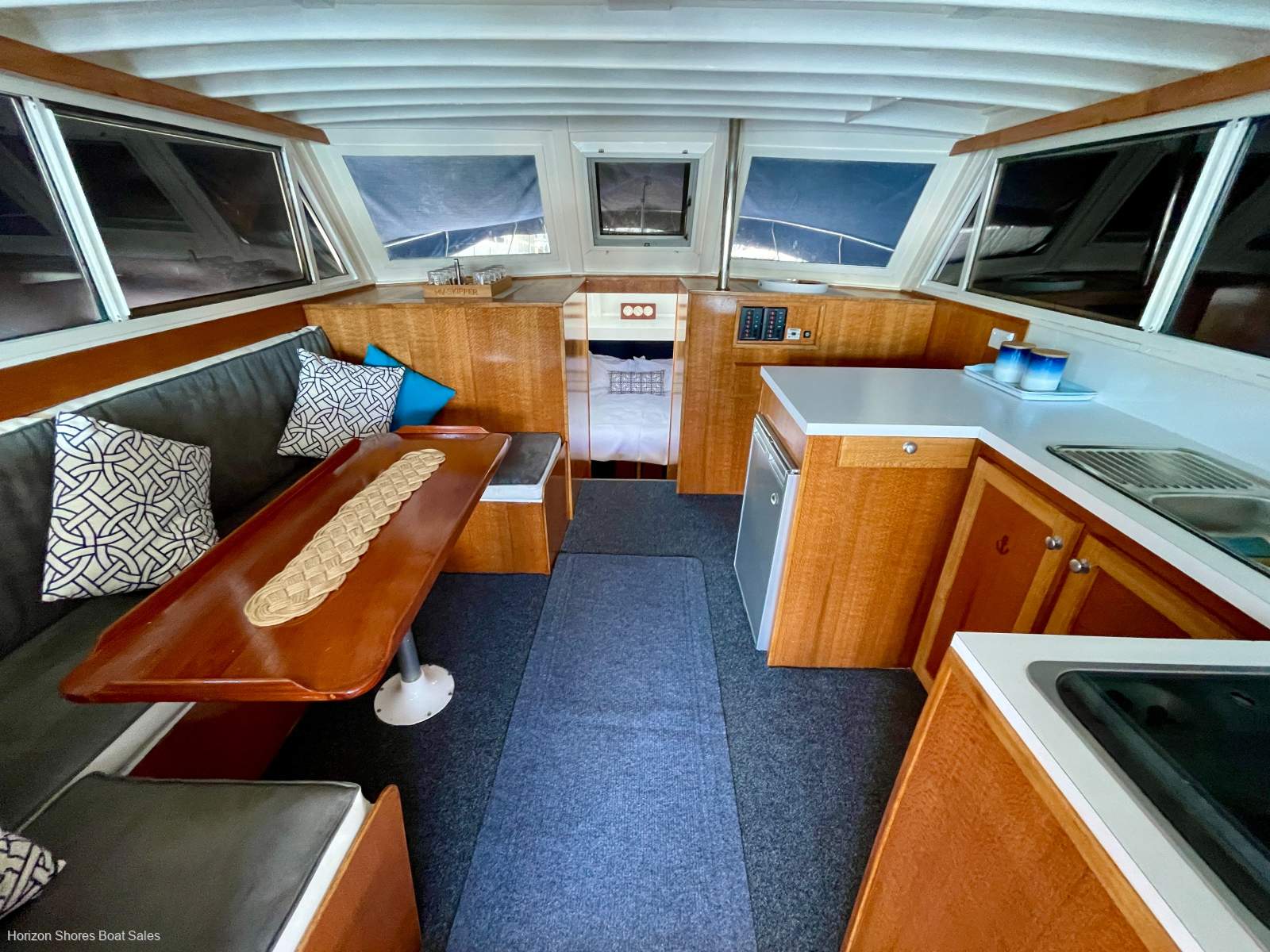 Roberts 32 Flybridge Cruiser