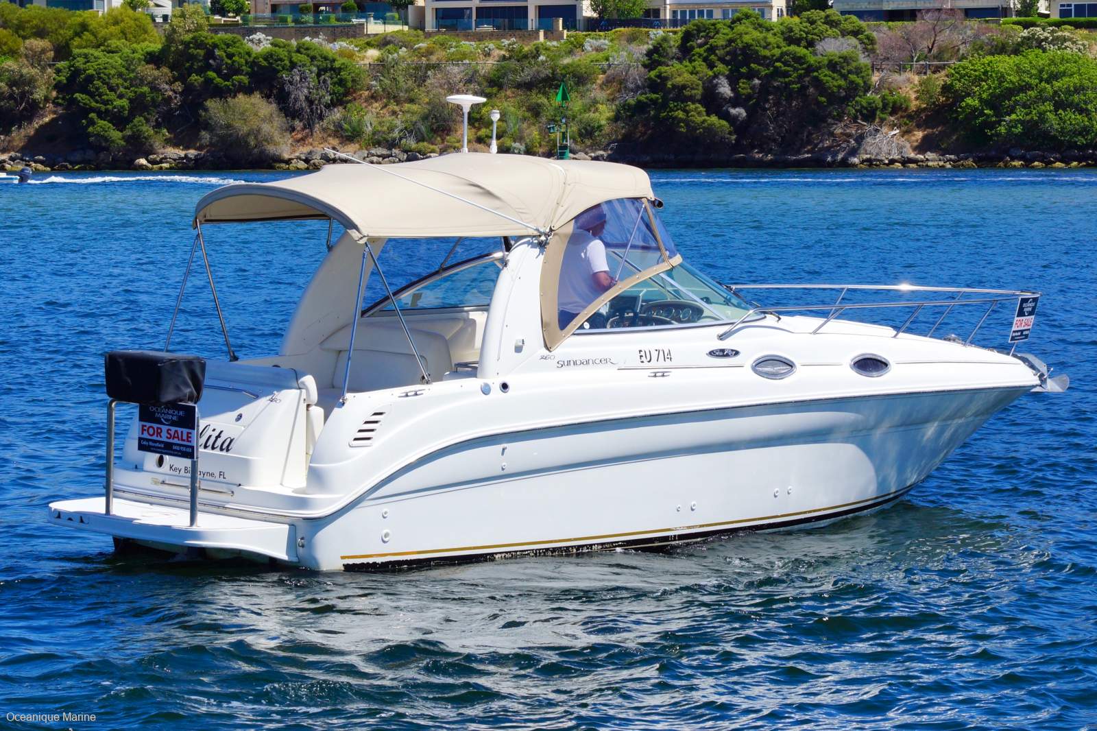 Sea Ray 260 Sundancer Sea Ray 260 Sundancer with pen at Aquarama...