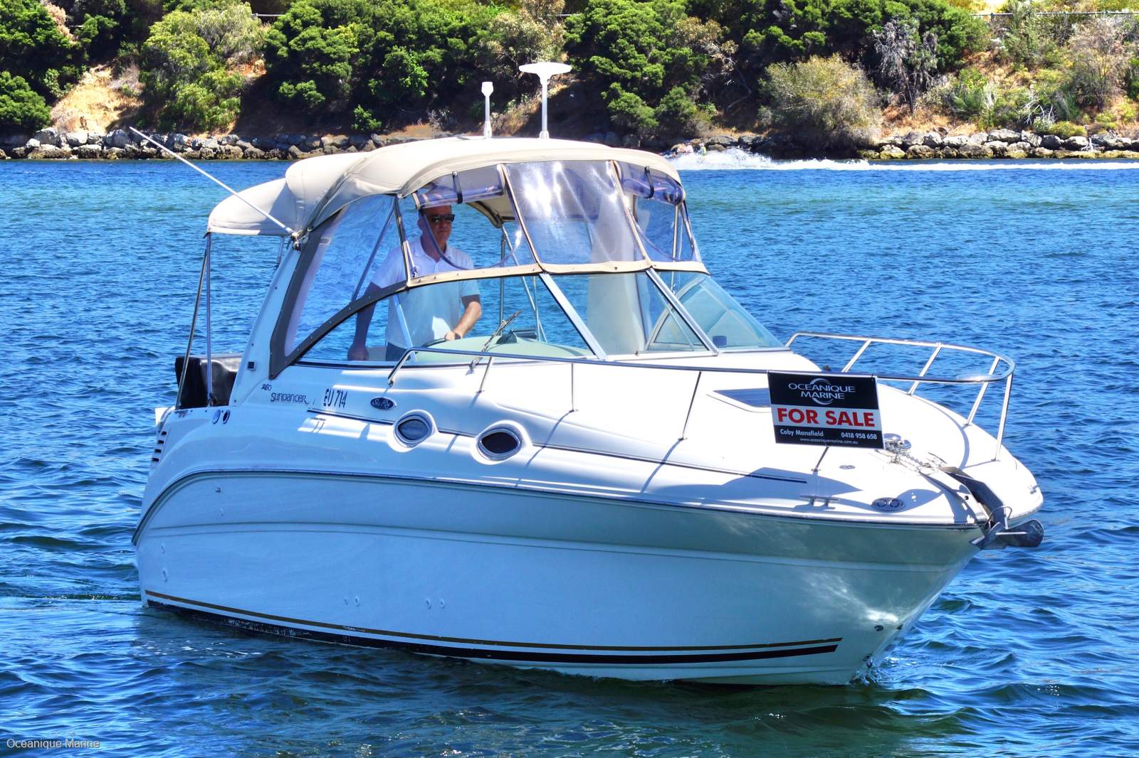 Sea Ray 260 Sundancer Sea Ray 260 Sundancer with pen at Aquarama...