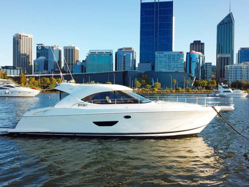 Riviera 4400 Sport Yacht