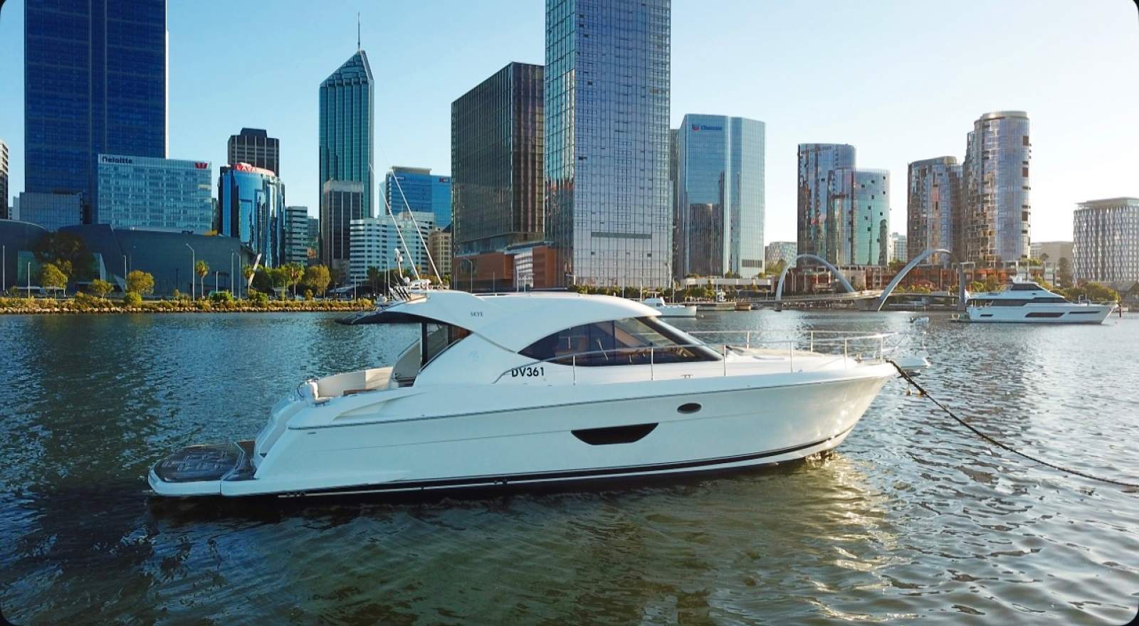 Riviera 4400 Sport Yacht