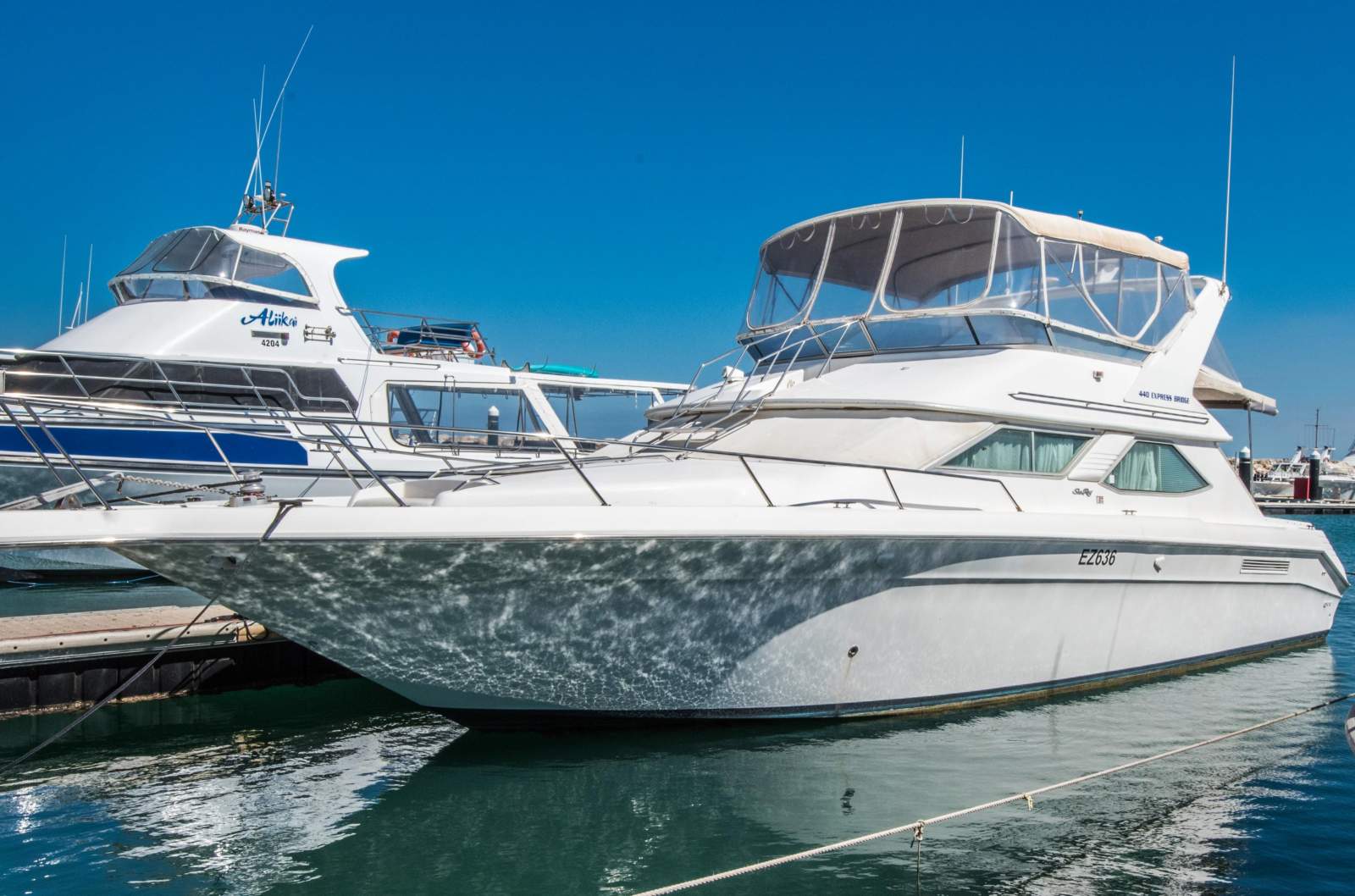 Sea Ray 440 Express Bridge