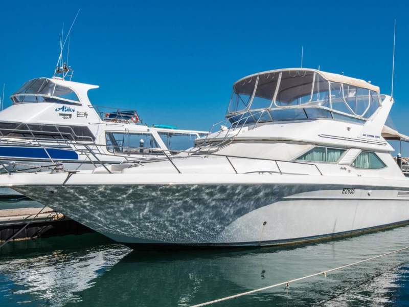 Sea Ray 440 Express Bridge