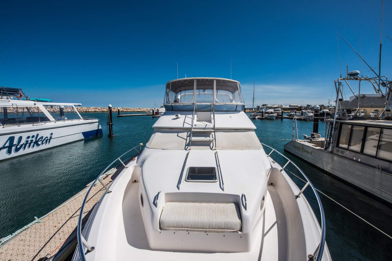 Sea Ray 440 Express Bridge