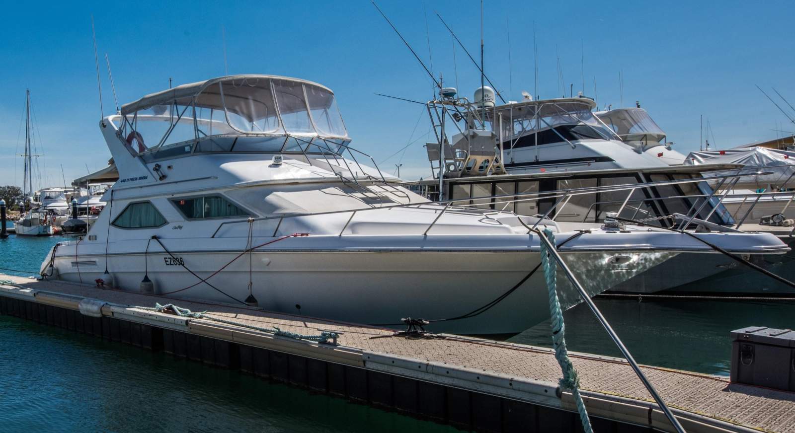 Sea Ray 440 Express Bridge