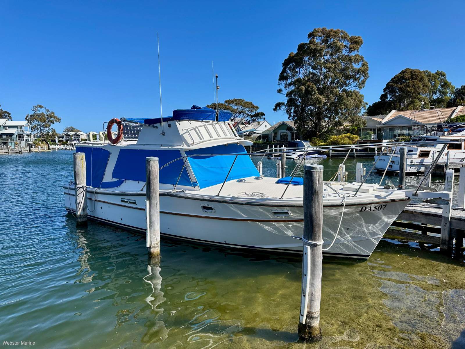 Aquarius 34 Flybridge Cruiser