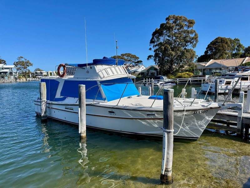 Aquarius 34 Flybridge Cruiser